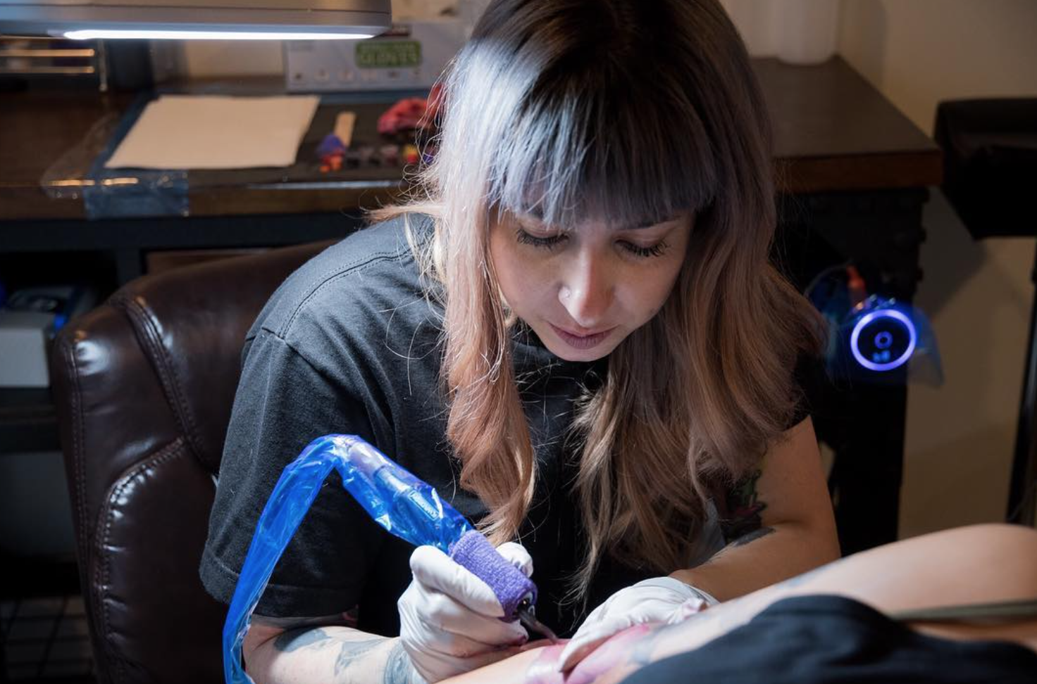Anali De Laney tattooing