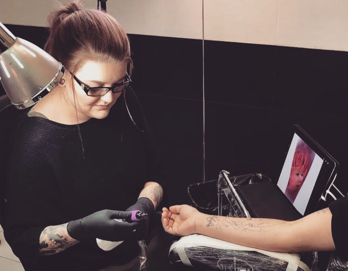 Claire Griffin tattooing in Madrid
