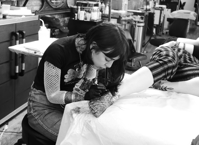 Hannah Pixie Snowdon tattooing